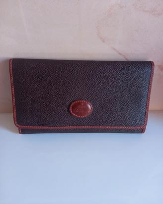portafoglioda donna marrone in pelle martellata.