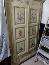 armadio decorato a mano 