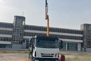 AUTOCARRO IVECO CON GRU E RIBALTRABILE