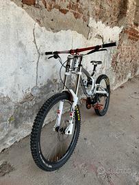 BICICLETTA DOWNHILL GT FURY