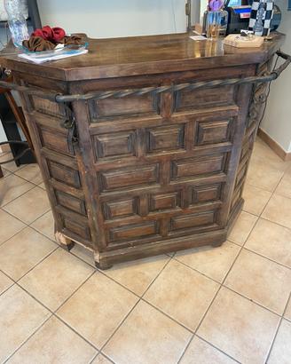 mobile bar con sgabelli