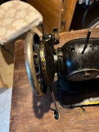 Macchina da cucire antica