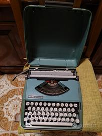 Macchina da scrivere Olivetti 82