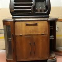 Radio antica a valvole con mobiletto e giradischi