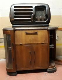 Radio antica a valvole con mobiletto e giradischi