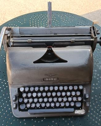 macchina da scrivere adler