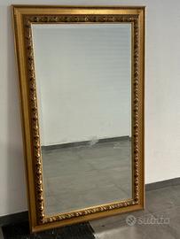 Specchio con cornice in legno dorato