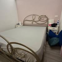 letto in ferro battuto e materasso