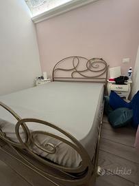 letto in ferro battuto e materasso