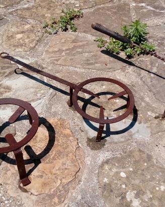 Treppiedi antichi in ferro battuto