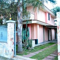 Porzione di bifamiliare con giardino su 3 lati