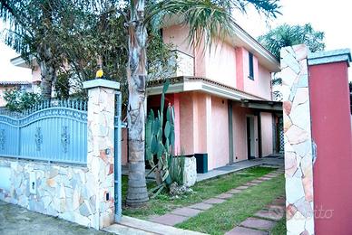 Porzione di bifamiliare con giardino su 3 lati