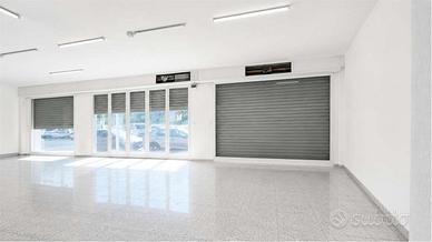 Locale con ampie vetrate