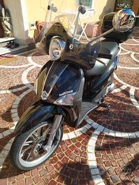 Piaggio Liberty 125 nero con visiera e bauletto