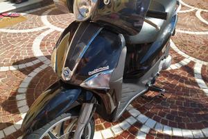 Piaggio Liberty 125 nero con visiera e bauletto