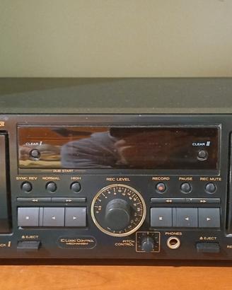 Doppia piastra per cassette audio Teac.