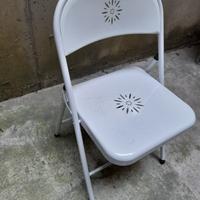 Una sedia bianca chiudibile 