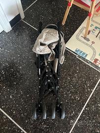 Passeggino con chiusura ad ombrello