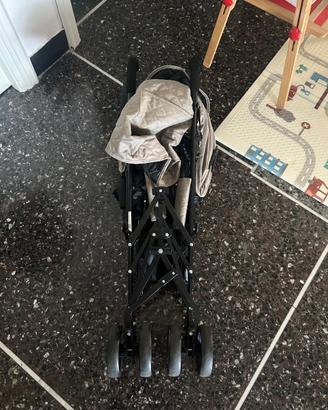 Passeggino con chiusura ad ombrello