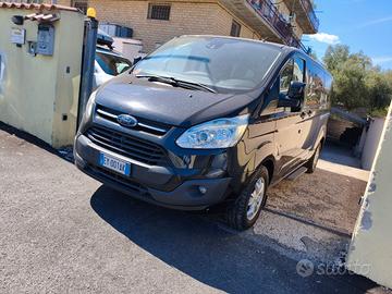 Ford Tourneo custom adatto a disabili con pedana