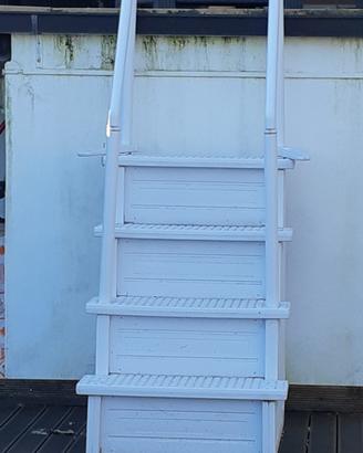 scaletta piscina esterna