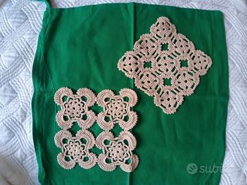 2 centrini quadrati fatti a mano all'uncinetto