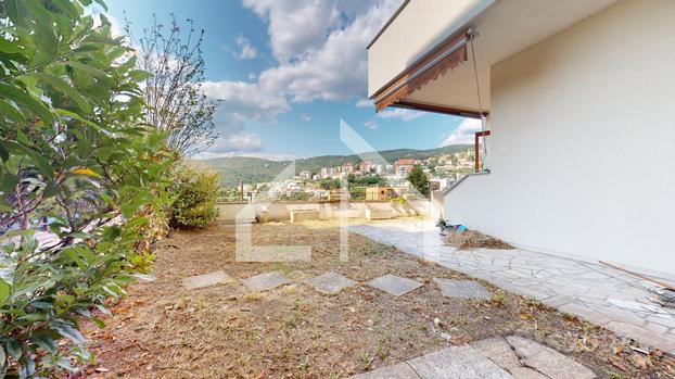 Appartamento con giardino, posto auto e vista mare