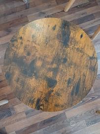 Tavolo con ripiano in legno.
