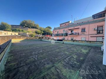2 LOCALI A NAPOLI
