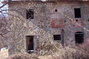 Casale da ristrutturare con terreno