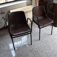 Coppia di sedie in plastica dura e metallo
