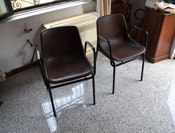 Coppia di sedie in plastica dura e metallo
