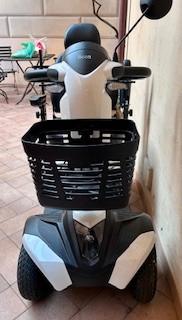 Carrozzina elettrica per anziani a 4 ruote