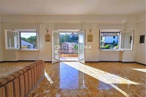 Villa di 450 m² con più di 5 locali e posto auto a
