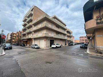 Negozio angolare con 4 vetrine Loc/143