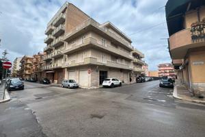 Negozio angolare con 4 vetrine Loc/143