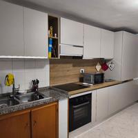 cucina con elettrodomestici