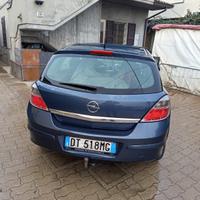 Opel astra con gancio di traino