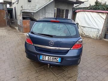 Opel astra con gancio di traino