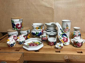 Ogeeti vari per cucina con decorazioni friulane