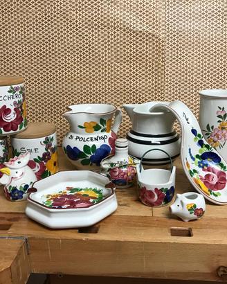 Ogeeti vari per cucina con decorazioni friulane