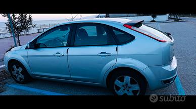 Ford Focus 1.6 TDSI 90 CV. Colore grigio chiaro