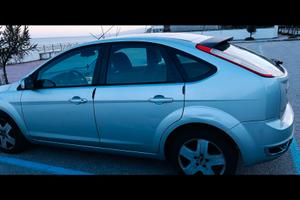 Ford Focus 1.6 TDSI 90 CV. Colore grigio chiaro