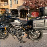 Yamaha Tracer 900 2017 con Ohlins