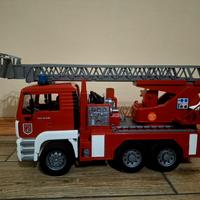 Bruder Autopompa MAN TGA con scala girevole, pompa