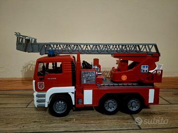 Bruder Autopompa MAN TGA con scala girevole, pompa