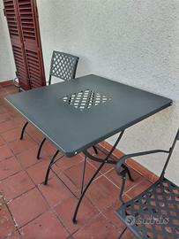 Tavolo con sedie da esterno