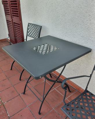 Tavolo con sedie da esterno