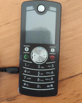 Motorola MOTOFONE F3 (2006) –  con Caricatore