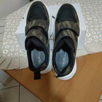 scarpe con disegno mimetico 